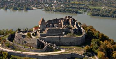 Szentendre, Vysehrad, Esztergom - pintorescas ciudades de Hungría en la curva de la torre del reloj del Danubio en Hungría