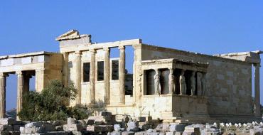 Antico tempio Erechtheion sulla montagna dell'acropoli di atene