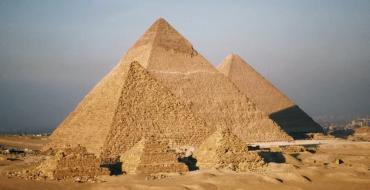 Το πρώτο θαύμα του κόσμου: Αιγυπτιακές πυραμίδες Αιγυπτιακές πυραμίδες ένα από τα 7 θαύματα του κόσμου