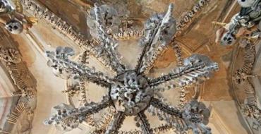 Ossuarium w Kutnej Horze – przypomnienie kruchości życia ludzkiego