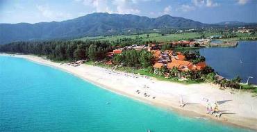 The best conditions for a versatile holiday on Bang Tao Beach Merchants on the beach