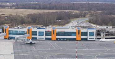 Aparcamiento en el aeropuerto de Kaliningrado